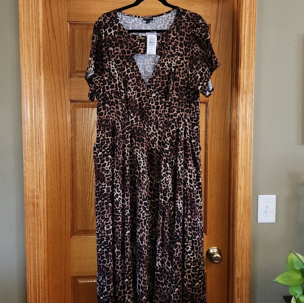 TORRID Leopard Challis Keyhole Midi Skater Dress NWT Size 2 / 2X Cutout Pin-Up - Picture 2 of 14